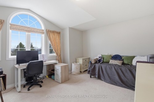 84 Duncairn Crescent, Hamilton, ON - Indoor Photo Showing Bedroom