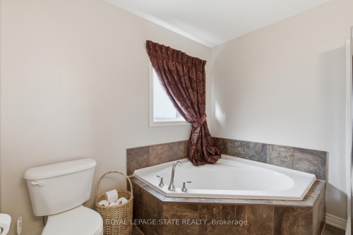 84 Duncairn Crescent, Hamilton, ON - Indoor Photo Showing Bathroom