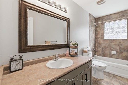 84 Duncairn Crescent, Hamilton, ON - Indoor Photo Showing Bathroom
