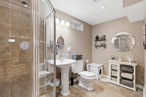 84 Duncairn Crescent, Hamilton, ON - Indoor Photo Showing Bathroom
