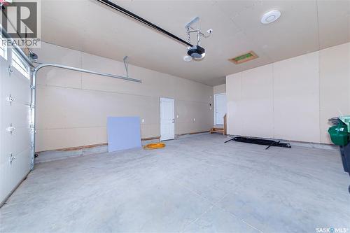 906 Bentley Manor, Saskatoon, SK - Indoor Photo Showing Garage