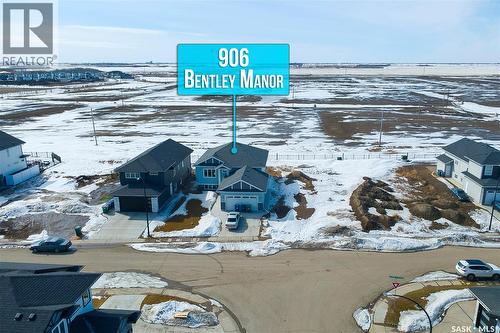906 Bentley MANOR  Saskatoon, SK S7L 6P4