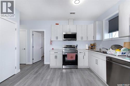 906 Bentley Manor, Saskatoon, SK - Indoor Photo Showing Kitchen With Double Sink