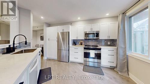 712 - 75 Weldrick Road E, Richmond Hill, ON - Indoor Photo Showing Kitchen With Upgraded Kitchen