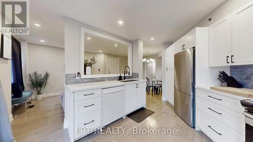 712 - 75 Weldrick Road E, Richmond Hill, ON - Indoor Photo Showing Kitchen