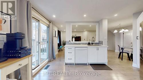 712 - 75 Weldrick Road E, Richmond Hill, ON - Indoor