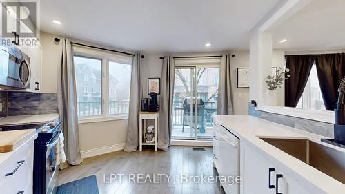 712 - 75 Weldrick Road E, Richmond Hill, ON - Indoor Photo Showing Kitchen