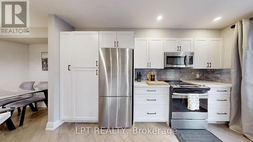 712 - 75 Weldrick Road E, Richmond Hill, ON - Indoor Photo Showing Kitchen