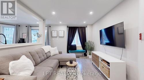 712 - 75 Weldrick Road E, Richmond Hill, ON - Indoor