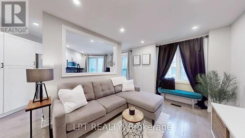 712 - 75 Weldrick Road E, Richmond Hill, ON - Indoor Photo Showing Living Room