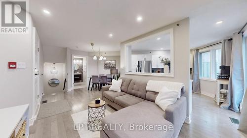 712 - 75 Weldrick Road E, Richmond Hill, ON - Indoor Photo Showing Living Room