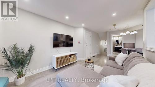 712 - 75 Weldrick Road E, Richmond Hill, ON - Indoor Photo Showing Living Room