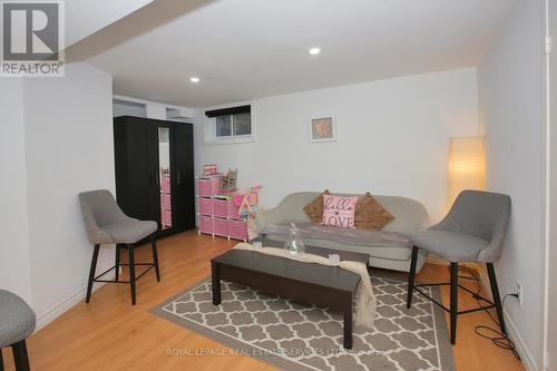 117 - 60 Hanson Road, Mississauga, ON - Indoor Photo Showing Living Room