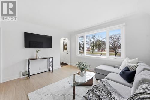 2062 Barton Street E, Hamilton, ON - Indoor Photo Showing Living Room