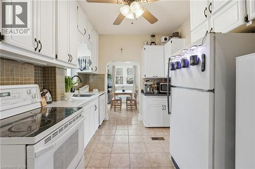 95 East 35Th Street, Hamilton, ON - Indoor Photo Showing Kitchen