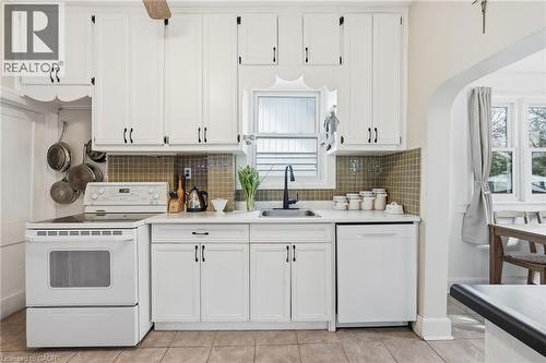 95 East 35Th Street, Hamilton, ON - Indoor Photo Showing Kitchen