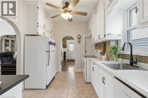 95 East 35Th Street, Hamilton, ON - Indoor Photo Showing Kitchen