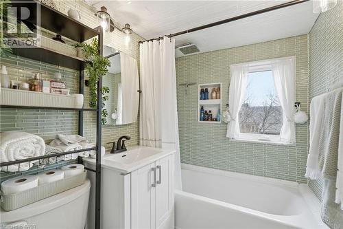 95 East 35Th Street, Hamilton, ON - Indoor Photo Showing Bathroom