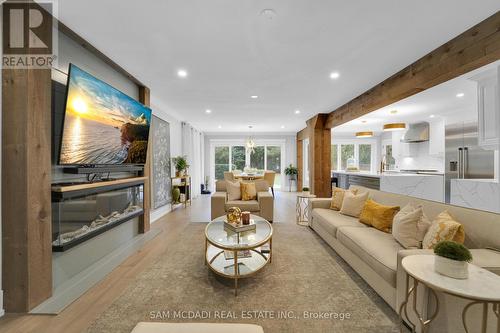 807 Indian Road, Mississauga, ON - Indoor Photo Showing Living Room