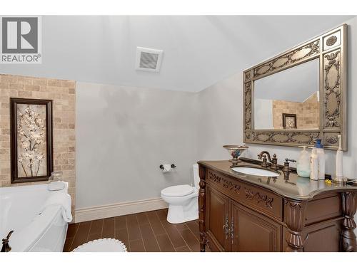 714 Kuipers Crescent, Kelowna, BC - Indoor Photo Showing Bathroom