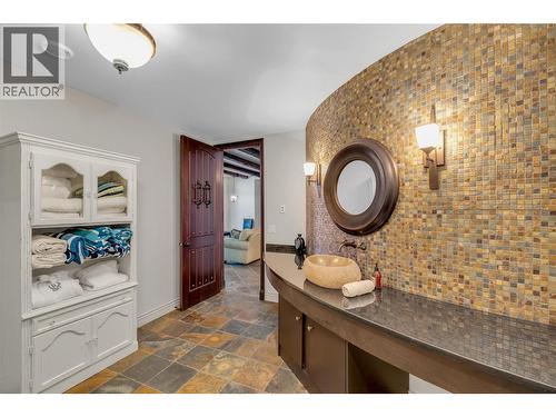 714 Kuipers Crescent, Kelowna, BC - Indoor Photo Showing Bathroom