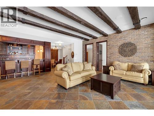 714 Kuipers Crescent, Kelowna, BC - Indoor Photo Showing Living Room