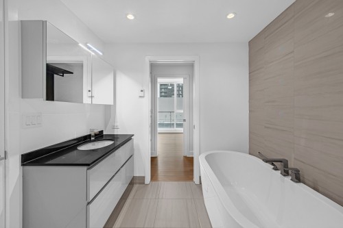 Bathroom - 2506-1310 Boul. René-Lévesque O., Montréal (Ville-Marie), QC - Indoor Photo Showing Bathroom