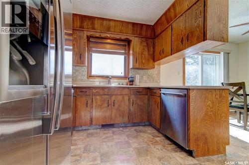 31 Crossley Bay, Regina, SK - Indoor Photo Showing Kitchen