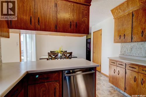 31 Crossley Bay, Regina, SK - Indoor Photo Showing Kitchen