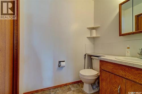31 Crossley Bay, Regina, SK - Indoor Photo Showing Bathroom