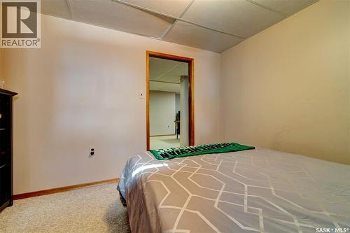 31 Crossley Bay, Regina, SK - Indoor Photo Showing Bedroom