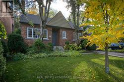 59 PARKVIEW HILL CRESCENT Toronto, ON M4B 1R1