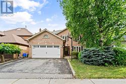 17 GORDON ROWE CRESCENT Richmond Hill, ON L4C 8S3
