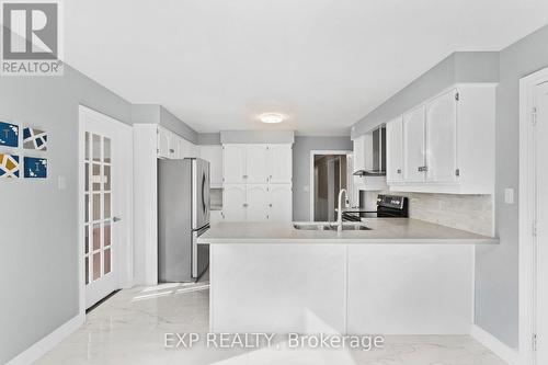 17 Gordon Rowe Crescent, Richmond Hill, ON - Indoor Photo Showing Kitchen
