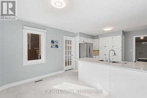 17 Gordon Rowe Crescent, Richmond Hill, ON - Indoor Photo Showing Kitchen