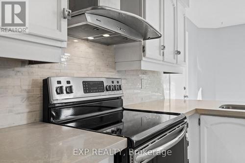 17 Gordon Rowe Crescent, Richmond Hill, ON - Indoor Photo Showing Kitchen