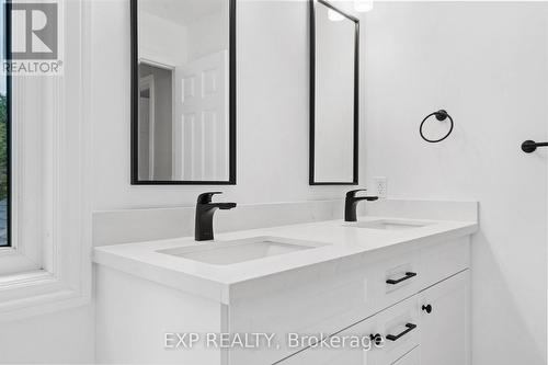 17 Gordon Rowe Crescent, Richmond Hill, ON - Indoor Photo Showing Bathroom