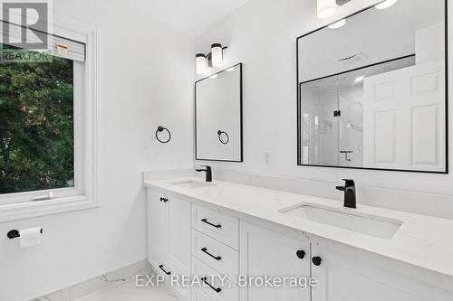 17 Gordon Rowe Crescent, Richmond Hill, ON - Indoor Photo Showing Bathroom