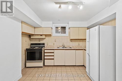 17 Gordon Rowe Crescent, Richmond Hill, ON - Indoor Photo Showing Kitchen With Double Sink