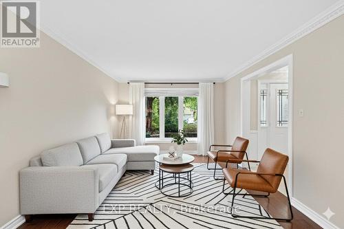 17 Gordon Rowe Crescent, Richmond Hill, ON - Indoor Photo Showing Living Room