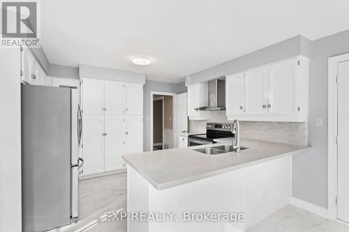 17 Gordon Rowe Crescent, Richmond Hill, ON - Indoor Photo Showing Kitchen With Double Sink