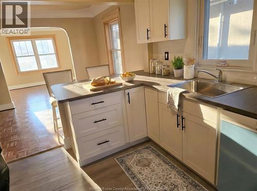 1046 Elsmere, Windsor, ON - Indoor Photo Showing Kitchen
