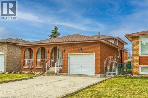 15 FAIRINGTON Crescent  Hamilton, ON L8E 3N3