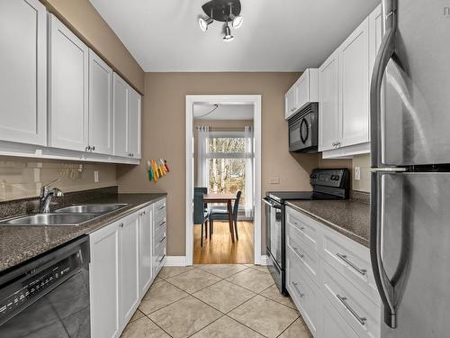 32 Garden Court Terrace, Dartmouth, NS - Indoor Photo Showing Kitchen With Double Sink