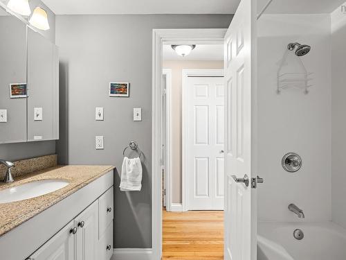 32 Garden Court Terrace, Dartmouth, NS - Indoor Photo Showing Bathroom