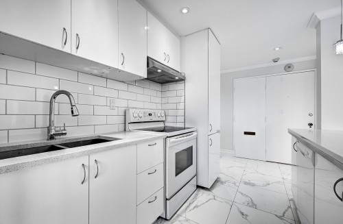 Cuisine - 509-5720 Boul. Cavendish, Côte-Saint-Luc, QC - Indoor Photo Showing Kitchen With Double Sink