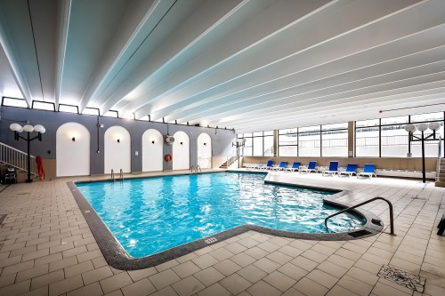 Piscine - 509-5720 Boul. Cavendish, Côte-Saint-Luc, QC - Indoor Photo Showing Other Room With In Ground Pool