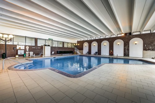 Piscine - 509-5720 Boul. Cavendish, Côte-Saint-Luc, QC - Indoor Photo Showing Other Room With In Ground Pool