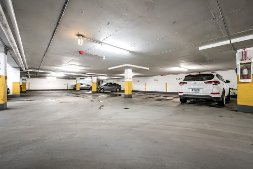 Garage - 509-5720 Boul. Cavendish, Côte-Saint-Luc, QC - Indoor Photo Showing Garage