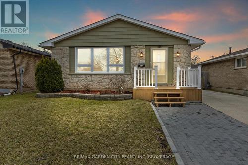 18 THORNCLIFF DRIVE  St. Catharines (Oakdale), ON L2P 3N4